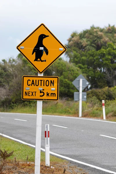 Знак предосторожности пингвины — стоковое фото
