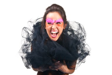 Yanaklarına dokunan güzel bir kadının portresi.