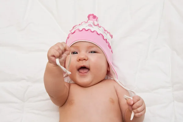 Bedårande liten tjej bär hatt — Stockfoto
