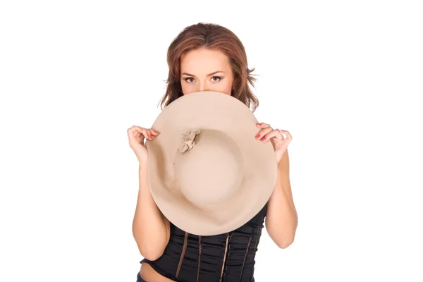 Atraktivní žena schovává za klobouk — Stock fotografie