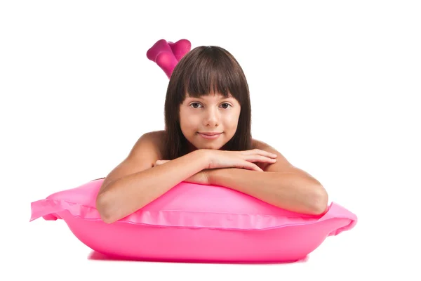 Adolescente em uma cama de ar rosa — Fotografia de Stock