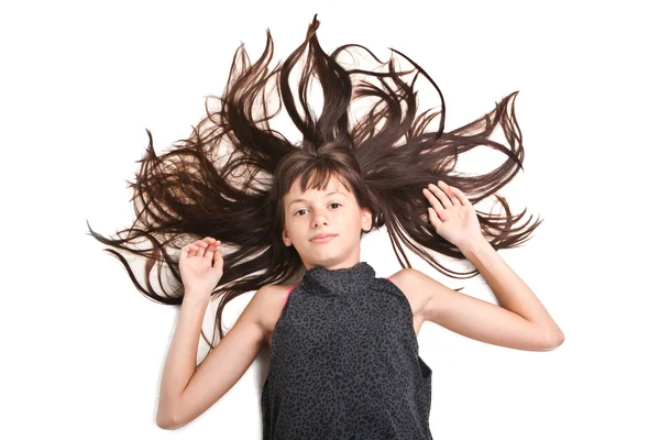 Giovane adolescente con bei capelli lunghi — Foto Stock