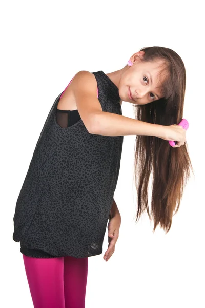 Jovem morena adolescente pentear cabelos longos no branco — Fotografia de Stock