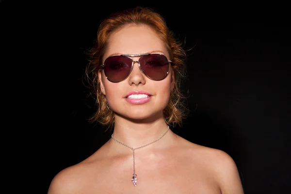Låg nyckel porträtt av en kvinna i solglasögon — Stockfoto