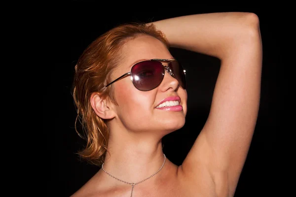 Güneş gözlüklü kadın düşük anahtar portresi — Stok fotoğraf