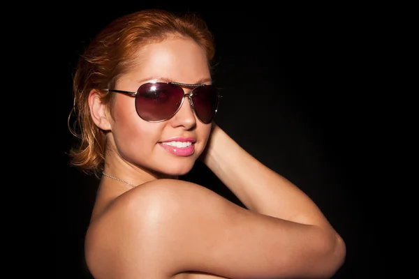 Low Key Retrato de uma mulher em óculos de sol — Fotografia de Stock
