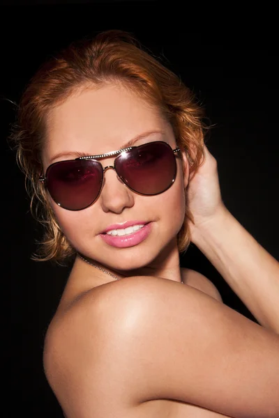 Ritratto a chiave bassa di una donna in occhiali da sole — Foto Stock