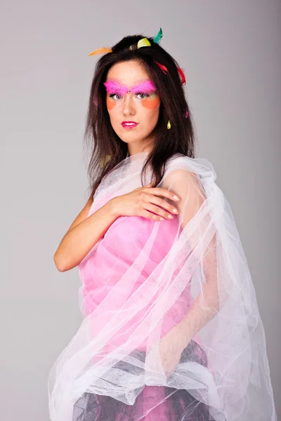 Mulher em tecidos com maquiagem vívida — Fotografia de Stock