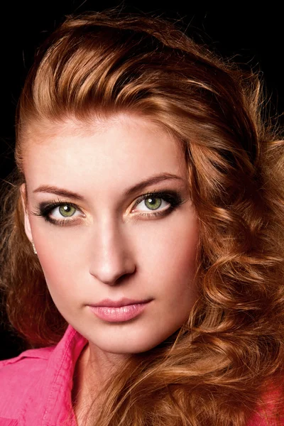 Portré szexi kaukázusi fiatal nő gyönyörű zöld szeme — Stock Fotó