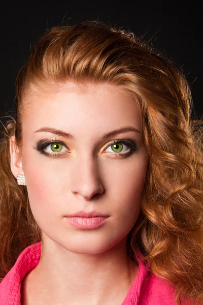 Πορτρέτο της σέξι καυκάσιας νεαρής γυναίκας με όμορφα πράσινα μάτια — Φωτογραφία Αρχείου