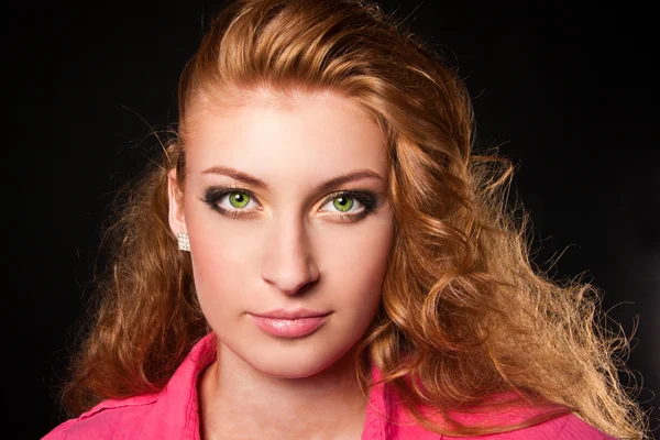 Porträtt av sexig kaukasisk ung kvinna med vackra gröna ögon — Stockfoto