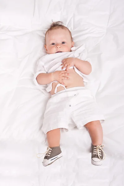 Adorabile bambino sdraiato su una coperta — Foto Stock