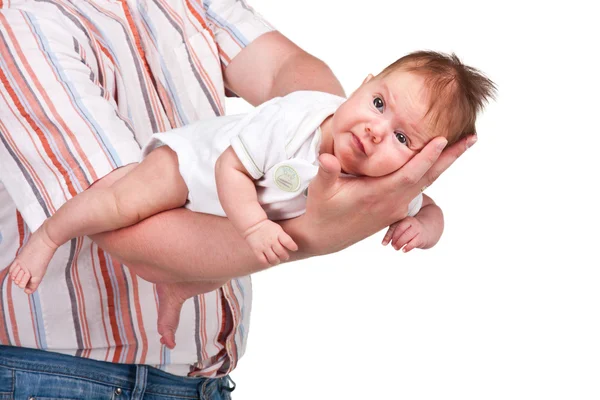 Прекрасный ребенок лежит на отцовской руке — стоковое фото
