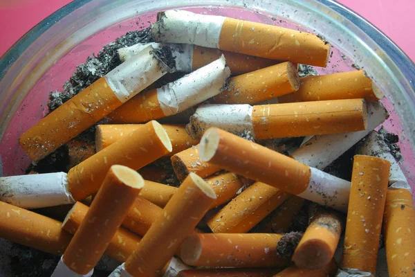 Окурки сигарет — стоковое фото
