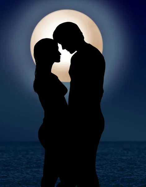Пара под лунной романтикой — стоковое фото