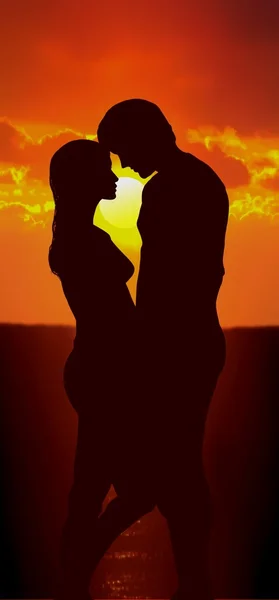 Couple standing under sunset — Stock Photo, Image
