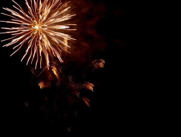 Feuerwerk am schwarzen Himmel — Stockfoto