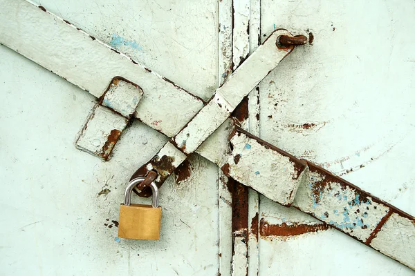 黄铜挂锁和金属栏 — 图库照片