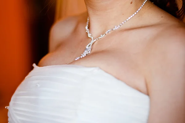 Adorno en el cuello de la novia joven — Foto de Stock