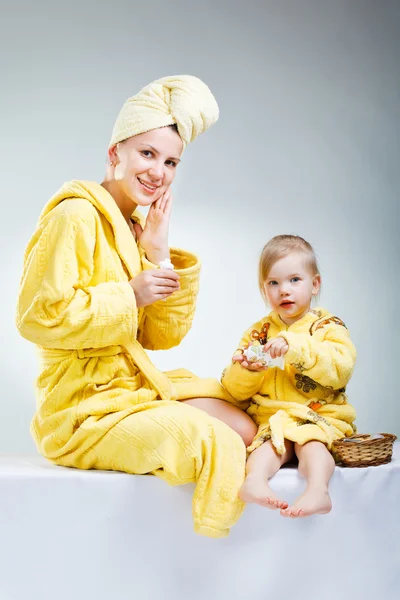 Dochter met haar jonge moeder die deel uitmaken van — Stockfoto