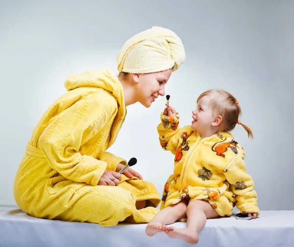 Dotter och mor sätta smink — Stockfoto