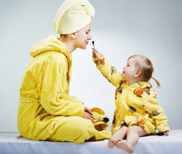 Filha e mãe colocando maquiagem — Fotografia de Stock