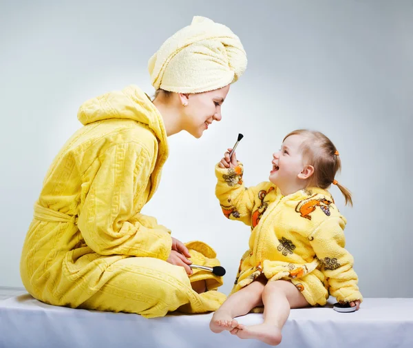 Fille et mère se maquillent — Photo