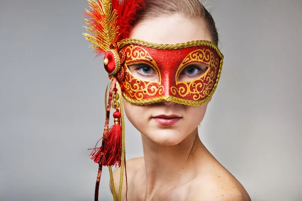 Красивая молодая женщина в красной карнавальной маске — стоковое фото