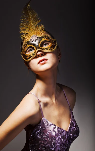 Mooie jonge vrouw dragen zwarte carnaval masker — Stockfoto