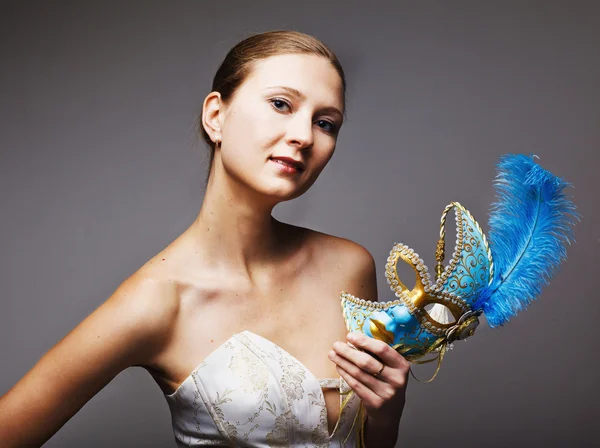 Gyönyörű fiatal nő visel kék karneváli maszk — Stock Fotó