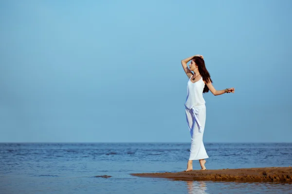 Mujer en la playa del mar — Foto de Stock