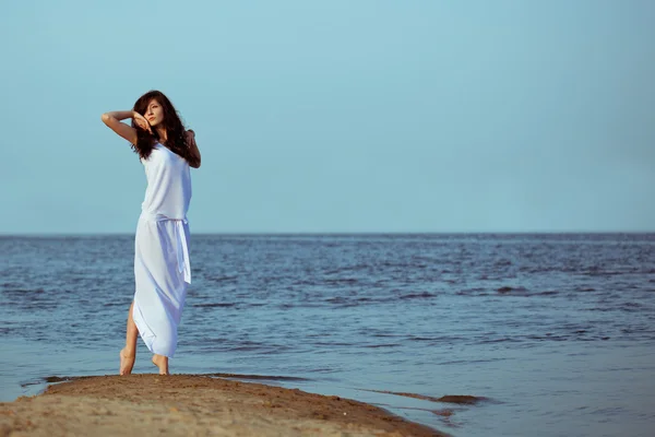 Frau am Strand am Meer — Stockfoto