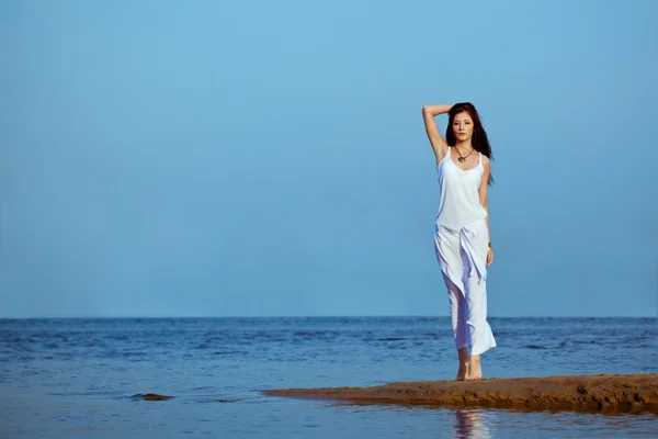 Donna sulla spiaggia sul mare — Foto Stock