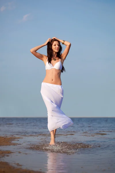 Mulher na praia do mar — Fotografia de Stock