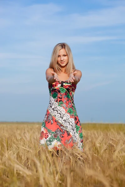 Žena chůze na pšeničné pole — Stock fotografie