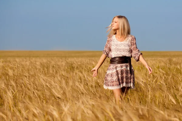 Mujer caminando en campo de trigo —  Fotos de Stock