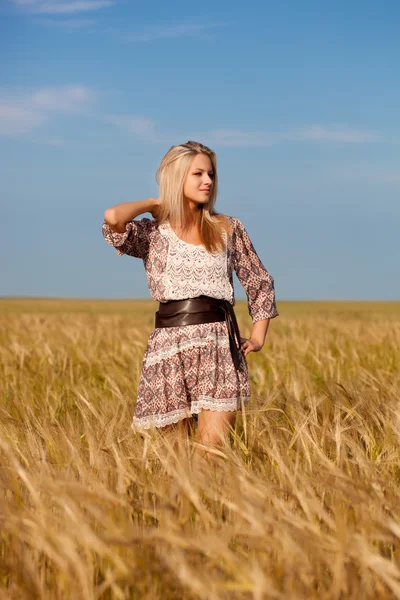 麦畑を歩いて女性 — ストック写真