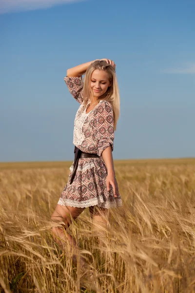 麦畑を歩いて女性 — ストック写真