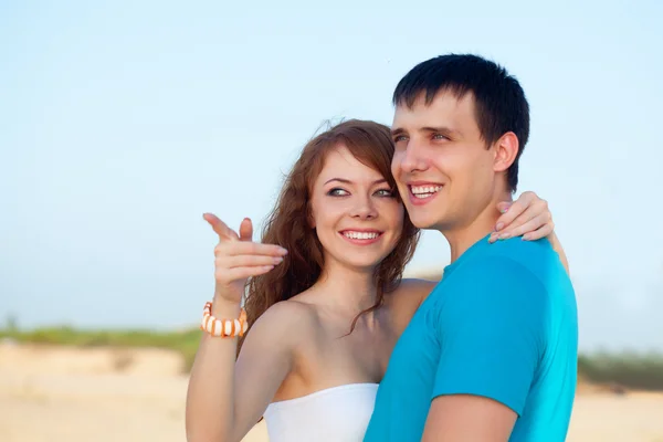 Casal abraçando na praia — Fotografia de Stock
