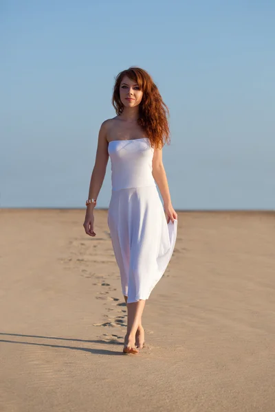 Kvinnan promenader på sand — Stockfoto