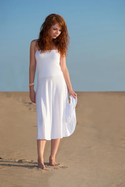 Mulher caminhando na areia — Fotografia de Stock