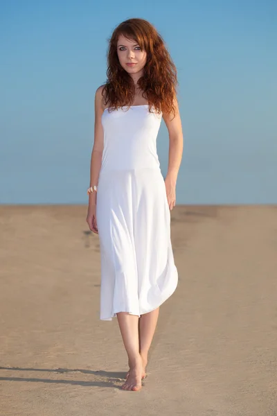 रेत पर चलने वाली महिला — स्टॉक फ़ोटो, इमेज