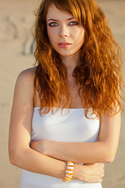 Vértes vörös hajú nő portré — Stock Fotó