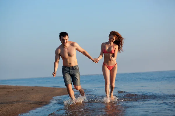 Пара біжить на пляжі — стокове фото