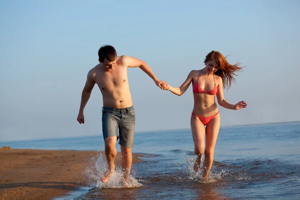 Пара біжить на пляжі — стокове фото