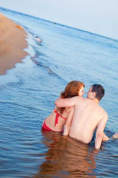 Paar zitten in water — Stockfoto
