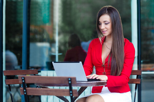 Бизнесмен в кафе на открытом воздухе
