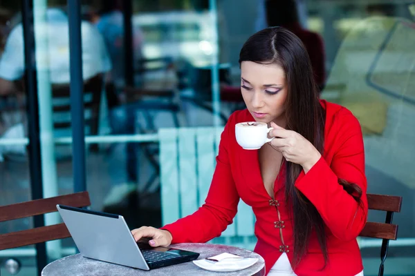 Бизнесмен в кафе на открытом воздухе — стоковое фото