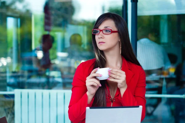 Бізнес-леді в кафе на відкритому повітрі — стокове фото