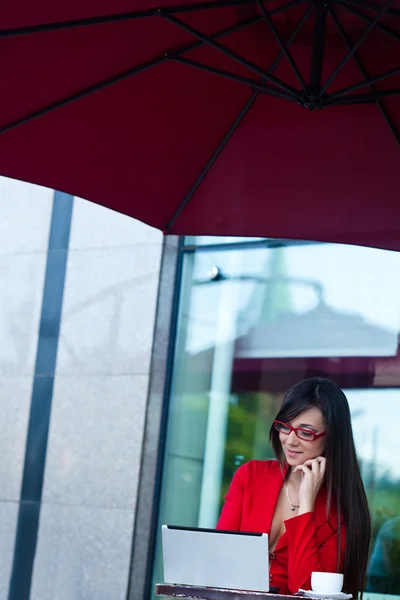 Affärskvinna i utomhus café — Stockfoto